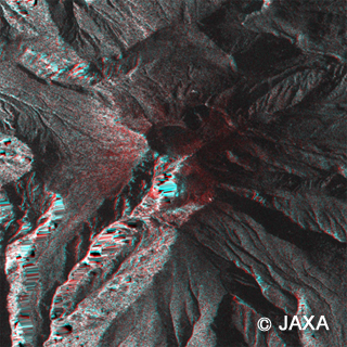PALSAR-2による御嶽山山頂付近の噴火前後のカラー合成画像 (赤：2014年8月18日観測、緑・青：2014年9月29日)