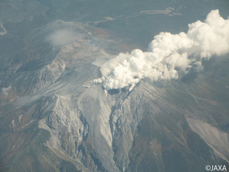 図1(右): 航空写真。御嶽山山頂から地獄谷にかけた場所を南から撮影（2014年9月30日）