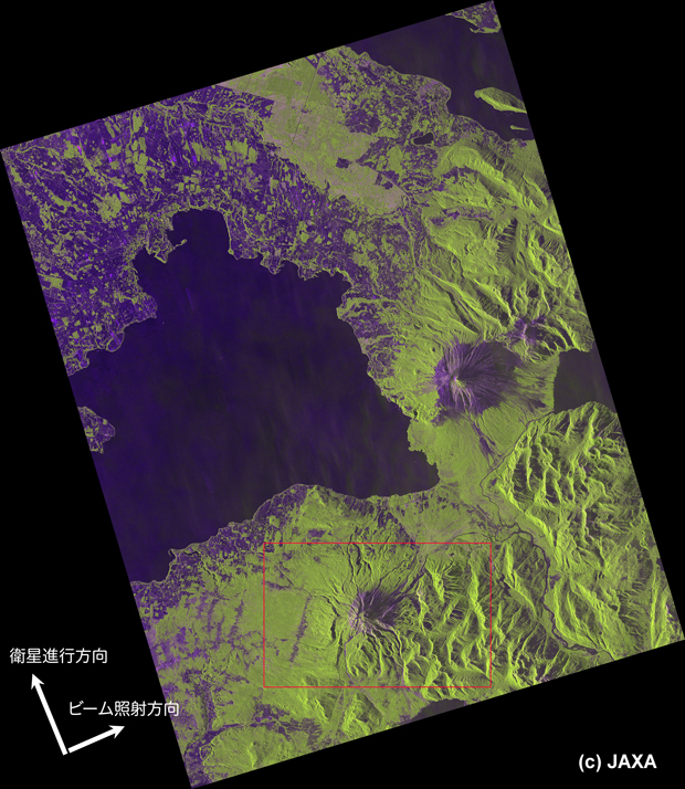 図2: 「だいち2号」搭載PALSAR-2観測画像によるチリ南部カルブコ山周辺地域のカラー合成画像 (赤: HH, 緑: HV, 青: HH/HV、2015年4月25日観測)。カルブコ山は、画像下方の赤枠で囲んだ領域に位置