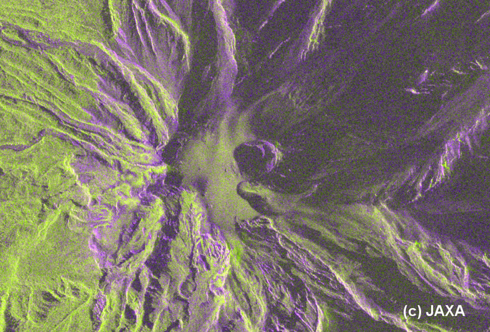 図4: PALSAR-2カラー合成画像のカルブコ山頂の拡大画像（2015年4月25日観測）