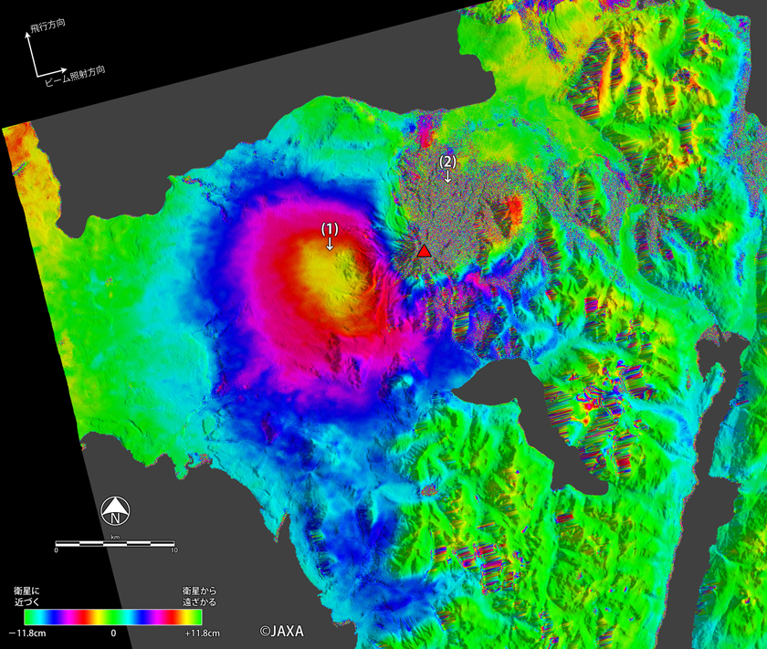 図5: 噴火前後のカルブコ火山付近の観測画像により得られたカルブコ火山周辺の地殻変動を示す差分干渉画像