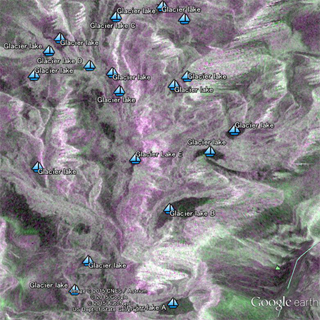 ネパール地震後（2015年6月22日）に取得されたPALSAR-2データ画像。観測モード：高分解能10m（ビームF2-6）、赤、青：HH偏波、緑：HV偏波。青タグ：氷河湖