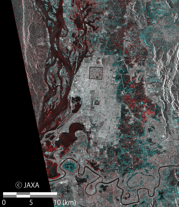 図5: 「だいち2号」搭載PALSAR-2観測による2015年8月6日に高分解能モード（分解能10m）で取得された画像と、洪水前の2014年9月18日に同じ条件で取得された画像とを色合成したミャンマー・マンダレー地区マンダレー市周辺地域。