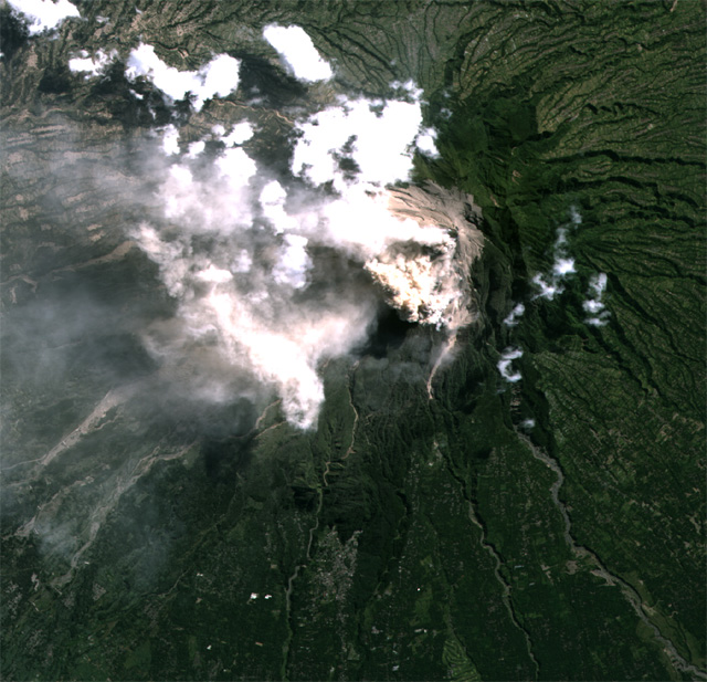 Mt. Merapi (Java, Indonesia) observed by AVNIR-2 on June 10, 2006 (JST).