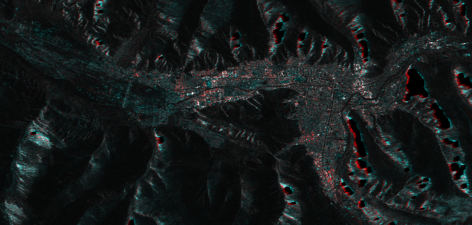 Figure 3 shows a PALSAR amplitude image around Yushu which is surrounded by a red rectangle in Figure 2 right panel. Red colors are assgined to an amplitude image on Jan. 15, 2010, while green and blue colors are given to an image on Apr. 17, 2010.