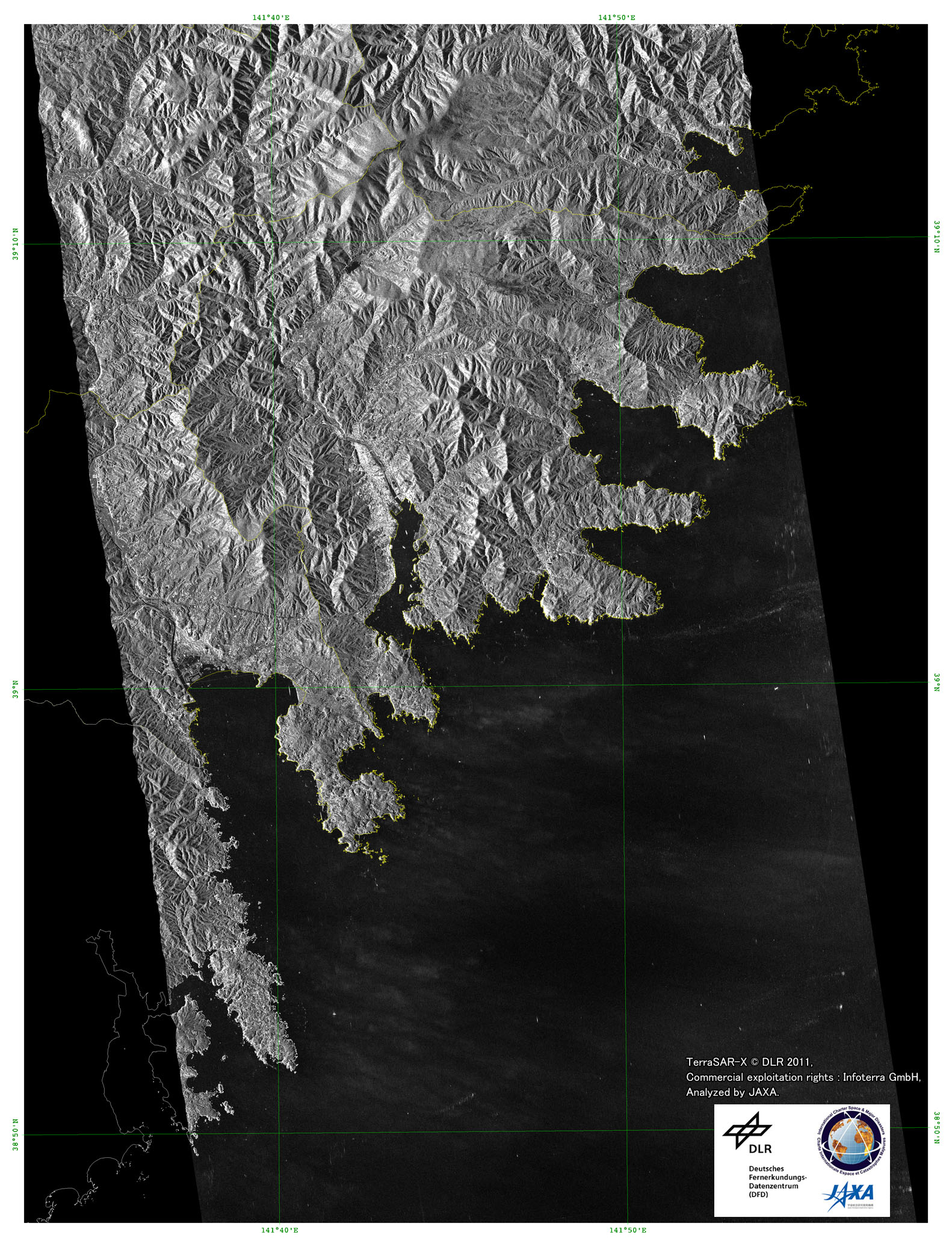 Figure 4 left is TerraSAR-X post-disaster image (original TerraSAR-X image) around southern Iwate prefecture (2011/03/13)