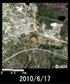 陸域観測技術衛星「だいち」(ALOS)搭載センサ高性能可視近赤外放射計2型(アブニール・ツー)により観測されたフランス南部バール県Le Muy付近の拡大(約3km×3kmのエリア、災害後の2010年6月17日19時15分頃(日本時間)観測)