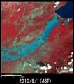 陸域観測技術衛星「だいち」搭載センサ、アブニール・ツーで観測されたパキスタン・Ghazi付近の河川増水の様子(約18km×18kmのエリア、災害後2010年9月1日観測)
