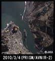 陸域観測技術衛星「だいち」(ALOS)搭載のプリズムとアブニール・ツーから作成されたパンシャープン画像によるチリ・コンスティトゥシオン市海岸部の拡大(2010年3月4日観測)