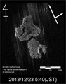COSMO-SkyMedによる西之島付近の2013年12月23日観測画像。画像右上の長矢印は衛星進行方向を、短矢印はビーム照射方向を表す