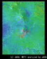 噴火前後のムラピ山付近を拡大したPALSAR変化抽出画像、噴火前(2010年9月17日)と噴火後(2010年11月2日)のPALSARデータから得られた差分干渉画像(地殻変動図)