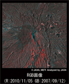 ムラピ山火口付近を拡大した噴火前後の強度画像による差分抽出。噴火前(2007年9月12日)を水色(青+緑)、噴火後(2010年11月5日)を赤色に配色したカラー合成画像