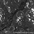 2009年7月26日に陸域観測技術衛星「だいち」(ALOS)搭載PALSARにより観測された防府市、真尾地区拡大図(5mスペーシング)、オフナディア各30.8度、勾配補正した正射投影画像。
