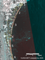陸域観測技術衛星「だいち」(ALOS)搭載のLバンド合成開口レーダ(PALSAR；パルサー)による2011年3月13日観測のデータから抽出した宮城県の浸水域(黄色枠線内が浸水域を示す。画像は震災前の2011年3月3日観測の画像を赤に、震災後の2011年3月13日観測の画像を緑、青に割り当てたカラー合成画像)