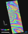 陸域観測技術衛星「だいち」(ALOS)搭載のＬバンド合成開口レーダ(PALSAR；パルサー)による平成20年6月1日(同年5月31日UTC)観測の中国四川省大地震被災地域、地震前と地震後を比較した差分干渉処理画像で変動が大きかった箇所の拡大図(南北200km×東西75km)