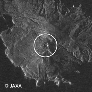 2014年8月7日00時38分頃（日本時間）に、「だいち2号」搭載PALSAR-2高分解能[3m]モード (1偏波) で観測した口永良部島、図中の○印は、今回噴火のあった口永良部島新岳