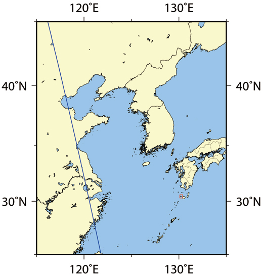 図1:「だいち2号」搭載PALSAR-2による2014年8月21日00時38分頃の観測範囲 (赤枠、鹿児島県口永良部島) と「だいち2号」の軌道 (青線) 