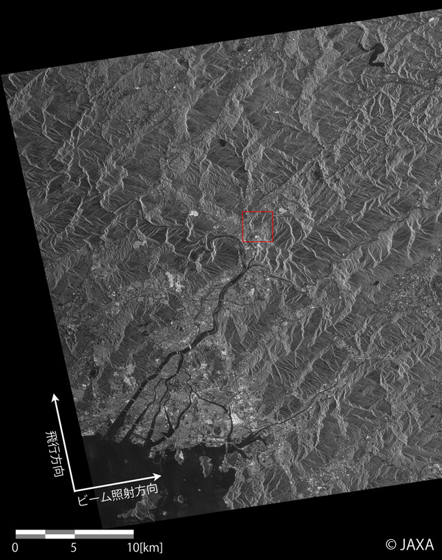 図2: PALSAR-2高分解能[3m]モード (1偏波) 観測による広島県広島市付近の画像（2014年8月24日0時00分頃）、赤枠で示した領域は土砂災害の被害の多かった地域