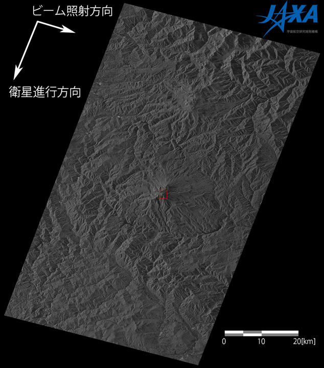 図2: 2014年9月28日12時45分頃に御嶽山付近を観測したPALSAR-2の高分解能[3m]モード (1偏波) の（入射角45°）画像。画像中央部に御嶽山。