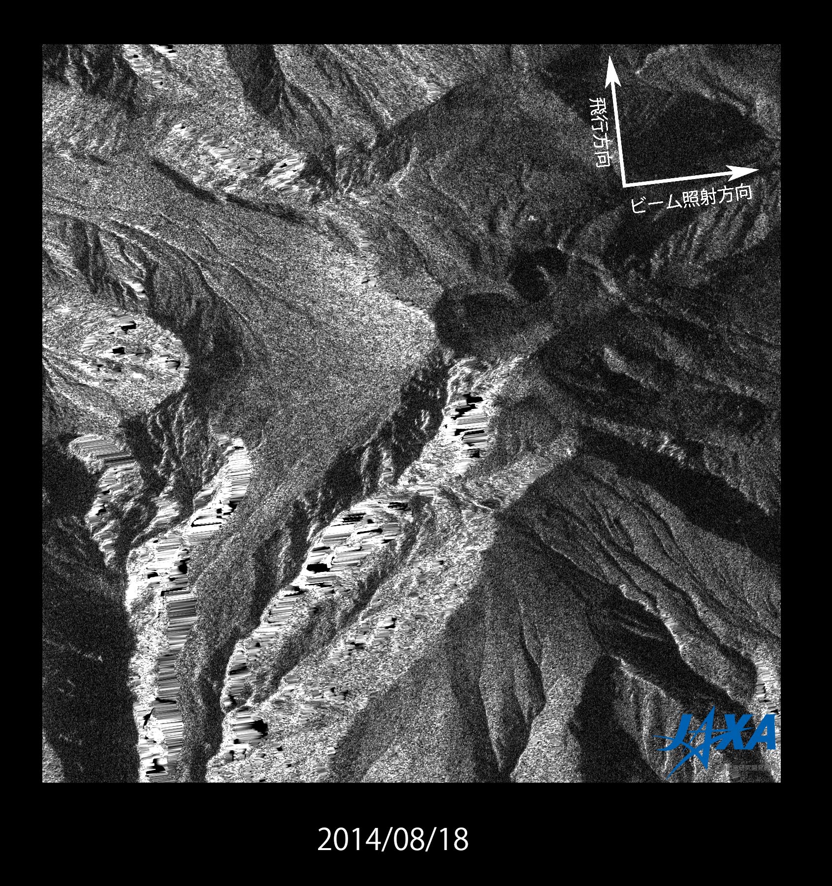 図3  (右) :「だいち2号」PALSAR-2での御嶽山山頂付近の噴火前の観測画像 (2014年8月18日)