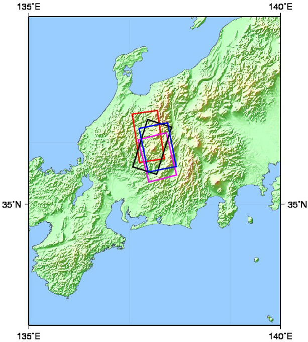 図1:今回の解析で用いた観測画像の範囲（噴火前（8月18日）を赤色、噴火後（9月27日、9月28日12時45分、9月28日23時37分）をピンク色、黒色、青色）。