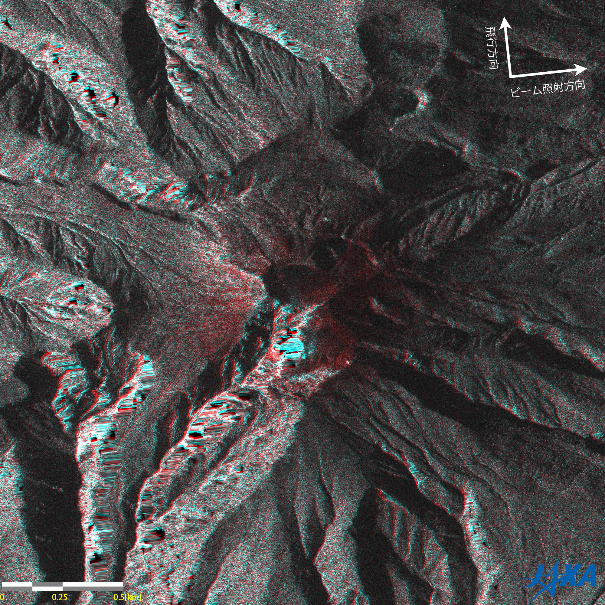 図5: 「だいち2号」PALSAR-2による御嶽山山頂付近の噴火前後のカラー合成画像 (赤：2014年8月18日観測、緑・青：2014年9月29日)