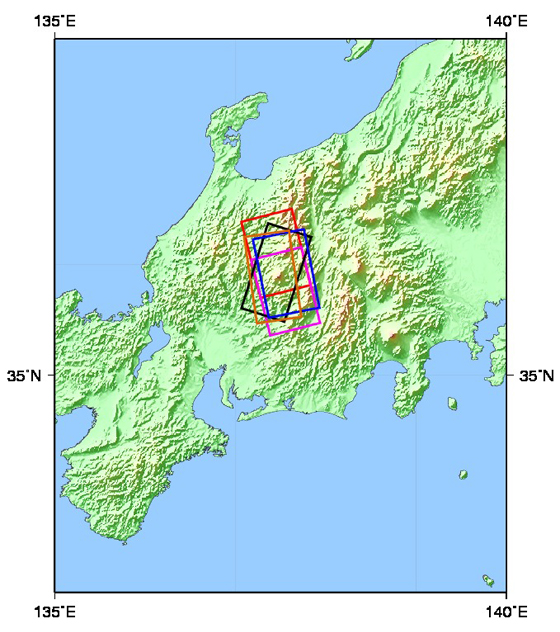 図1:今回の解析で用いた観測画像の範囲（噴火前8月18日:赤、噴火後9月27日23時17分:ピンク、9月28日12時45分:黒、9月28日23時37分:青、9月29日23時59分:橙）