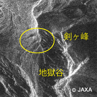 2014年10月2日12時30分頃に御嶽山観測したPALSAR-2の高分解能[3m]モード (1偏波) の（入射角32°）画像から、山頂付近