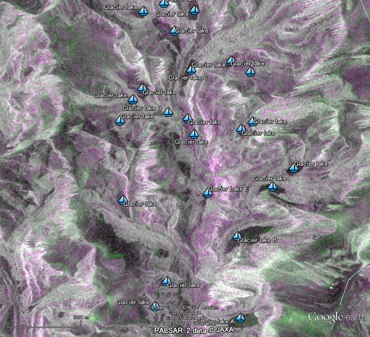 図1: ネパール地震後（2015年6月22日）に取得されたPALSAR-2データ画像。観測モード：高分解能10m（ビームF2-6）、赤、青：HH偏波、緑：HV偏波。青タグ：氷河湖