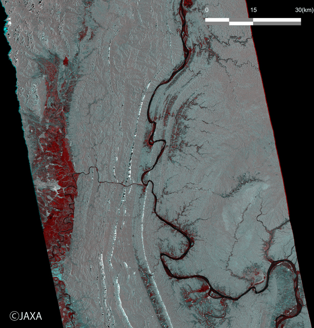 図4: 「だいち2号」搭載PALSAR-2観測による2015年8月11日に高分解能モード（分解能10m）で取得された画像と、洪水前の2015年2月10日に同じ条件で取得された画像とを色合成したチン州、サガイン地区のチンドウィン川周辺地域。