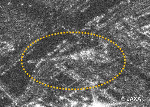 図4: 図3のオレンジ色枠の拡大図。エッフェル塔（高さ324m）のような高い建造物は、SAR画像上では衛星に近付く方向に倒れ込んで映ります。