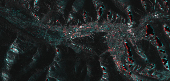 Figure 3 shows a PALSAR amplitude image around Yushu which is surrounded by a red rectangle in Figure 2 right panel. Red colors are assgined to an amplitude image on Jan. 15, 2010, while green and blue colors are given to an image on Apr. 17, 2010.