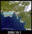2009年9月30日午前2時48分(日本時間、以下同じ)頃、サモア付近でのM 8.0の地震発生後に陸域観測技術衛星「だいち」(ALOS)搭載センサAVNIR-2で2009年10月1日午前6時26分頃に観測されたウボル島南岸のシウム村付近の拡大画像