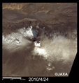2010年4月24日に陸域観測技術衛星「だいち」(ALOS)搭載光学センサAVNIR-2で観測されたエイヤフィヤトラヨークトル氷河の火山火口付近の拡大画像
