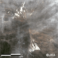 2009年4月11日に陸域観測技術衛星「だいち」(ALOS)搭載の高性能可視近赤外放射計2型(アブニール・ツー)により取得したジャイマ火山噴火口付近の拡大図