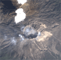 2009年4月10日に陸域観測技術衛星「だいち」(ALOS)搭載の高性能可視近赤外放射計2型(アブニール・ツー)により取得した桜島噴火口付近の拡大図