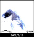 2009年6月18日午前10時26分頃に陸域観測技術衛星「だいち」(ALOS)搭載の高性能可視近赤外放射計2型(アブニール・ツー)により取得したサリュチェフ火山