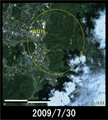 陸域観測技術衛星「だいち」(ALOS)搭載の高性能可視近赤外放射計2型(アブニール・ツー)により被災後(2009年7月30日)に観測された山口インターチェンジ(IC)付近の拡大図