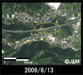 災害後の2009年8月13日に陸域観測技術衛星「だいち」(ALOS)搭載の高性能可視近赤外放射計2型(アブニール・ツー)により観測された路肩が崩落した東名高速道路牧之原サービスエリア付近の拡大(それぞれ約1.3km四方)、黄色丸は路肩崩落現場付近。