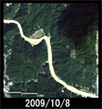 2009年10月8日10時58分頃(日本時間)、陸域観測技術衛星「だいち」(ALOS)搭載センサAVNIR-2で観測された台風18号通過後の熊野川流域の拡大図(それぞれ約6km四方のエリア)
