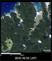 陸域観測技術衛星「だいち」搭載センサ、アブニール・ツーで観測された奄美大島・龍郷町秋名付近の様子(それぞれ約5km×5kmのエリア、災害後2010年10月25日観測)