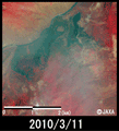 陸域観測技術衛星「だいち」(ALOS)搭載の高性能可視近赤外放射計2型(アブニール・ツー)によ2010年3月11日13時37分頃(日本時間)に取得したブータン王国東部の森林火災発生地域の拡大画像