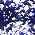 陸域観測技術衛星「だいち」(ALOS)搭載の高性能可視近赤外放射計2型(アブニール・ツー)により2010年2月7日午前10時01分頃(日本時間)に取得した南硫黄島と福徳岡ノ場付近の拡大図(約20km四方、黄色丸は変色水域を示す)