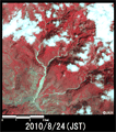 陸域観測技術衛星「だいち」搭載センサ、アブニール・ツーで観測された中国北西部甘粛省甘南チベット族自治州舟曲県の土砂崩れが発生した三眼村付近の拡大(8km四方、災害発生後2010年8月24日観測)