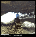 陸域観測技術衛星「だいち」(ALOS)搭載センサ高性能可視近赤外放射計2型(アブニール・ツー)により噴火後の2010年4月17日(日本時間)に観測されたエイヤフィヤトラヨークトル氷河の火山火口付近の拡大画像(約20km四方のエリア)