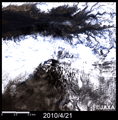 陸域観測技術衛星「だいち」(ALOS)搭載センサ高性能可視近赤外放射計2型(アブニール・ツー)により噴火後の2010年4月21日(日本時間)に観測されたエイヤフィヤトラヨークトル氷河の火山火口付近の拡大画像(約20km四方のエリア)