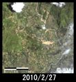 陸域観測技術衛星「だいち」(ALOS)搭載の高性能可視近赤外放射計2型(アブニール・ツー)により災害後の2010年2月27日午後12時13分頃(日本時間)に取得したインドネシアジャワ島Pangalenganから南約10km付近の拡大画像