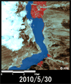 陸域観測技術衛星「だいち」(ALOS)搭載センサ高性能可視近赤外放射計2型(アブニール・ツー)により土砂崩れ後の2010年5月30日に観測された水没したパキスタン・フンザ地方Shishkat村の拡大(約6km×6kmのエリア)