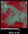 陸域観測技術衛星「だいち」搭載センサ、アブニール・ツーで観測されたベトナム・Gianh川の増水の様子(Dong Hoiから北西約63km、約6km×6kmのエリア。災害後の2010年10月23日観測)