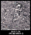 陸域観測技術衛星「だいち」(ALOS)搭載のプリズムとアブニール・ツーにより2010年1月24日午前0時31分頃に観測されたハイチ大統領宮殿付近(パンシャープン画像)